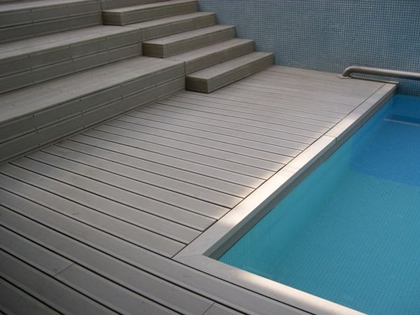 Woodplastic terasa Real u bazénu