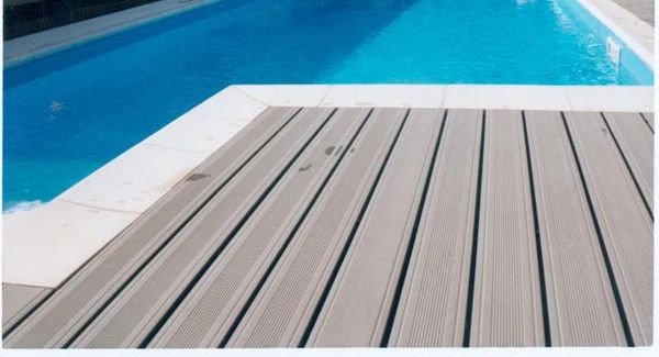 Woodplastic terasa Real u bazénu