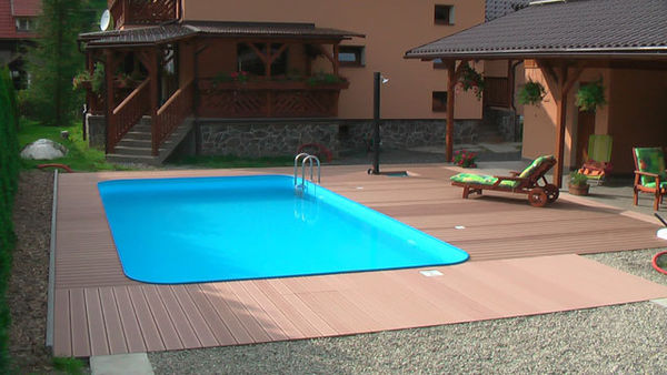 Silva palisandr u bazénu (realizace: kvalitni-terasa.cz)