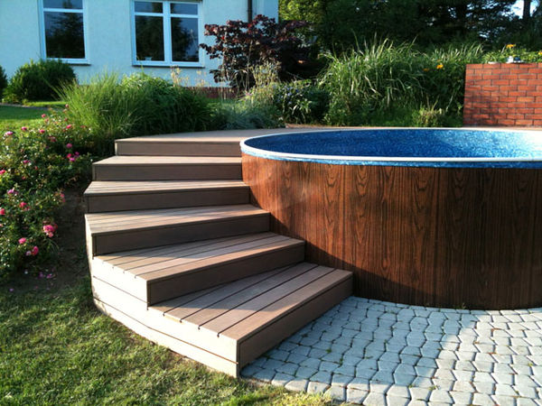 Woodplastic EMO palisandr u bazénu (realizace: kvalitni-terasa.cz)